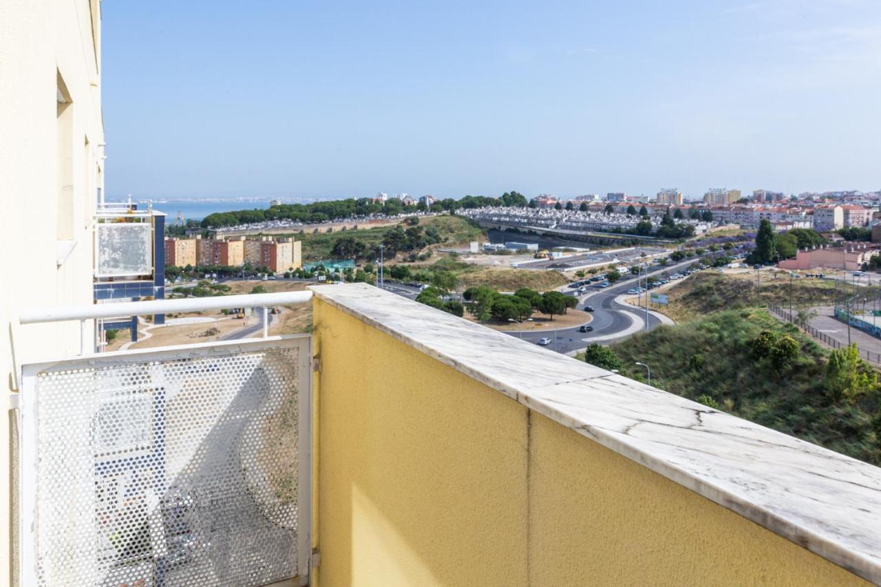 One Bedroom Apartment With Stunning River Views And Private Rooftop! Lisbon Exterior photo