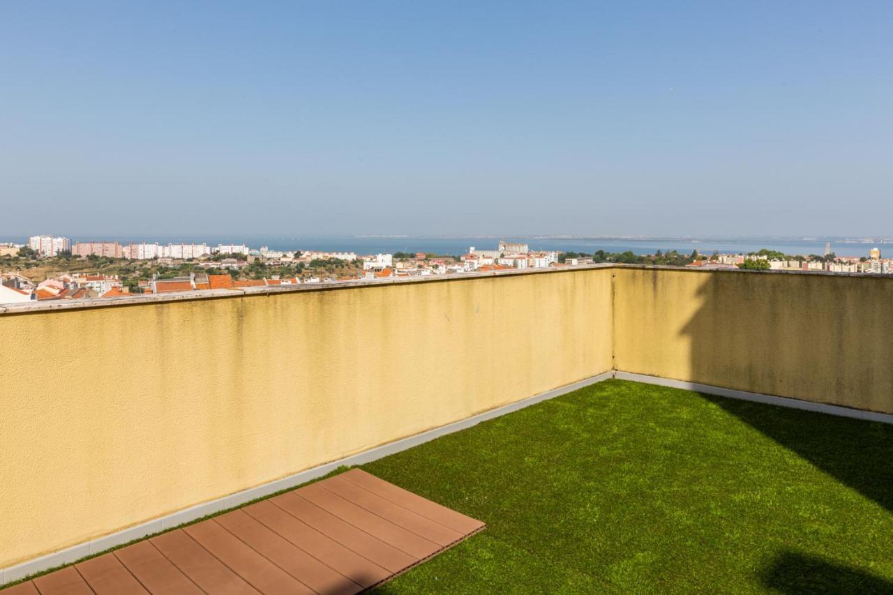 One Bedroom Apartment With Stunning River Views And Private Rooftop! Lisbon Exterior photo