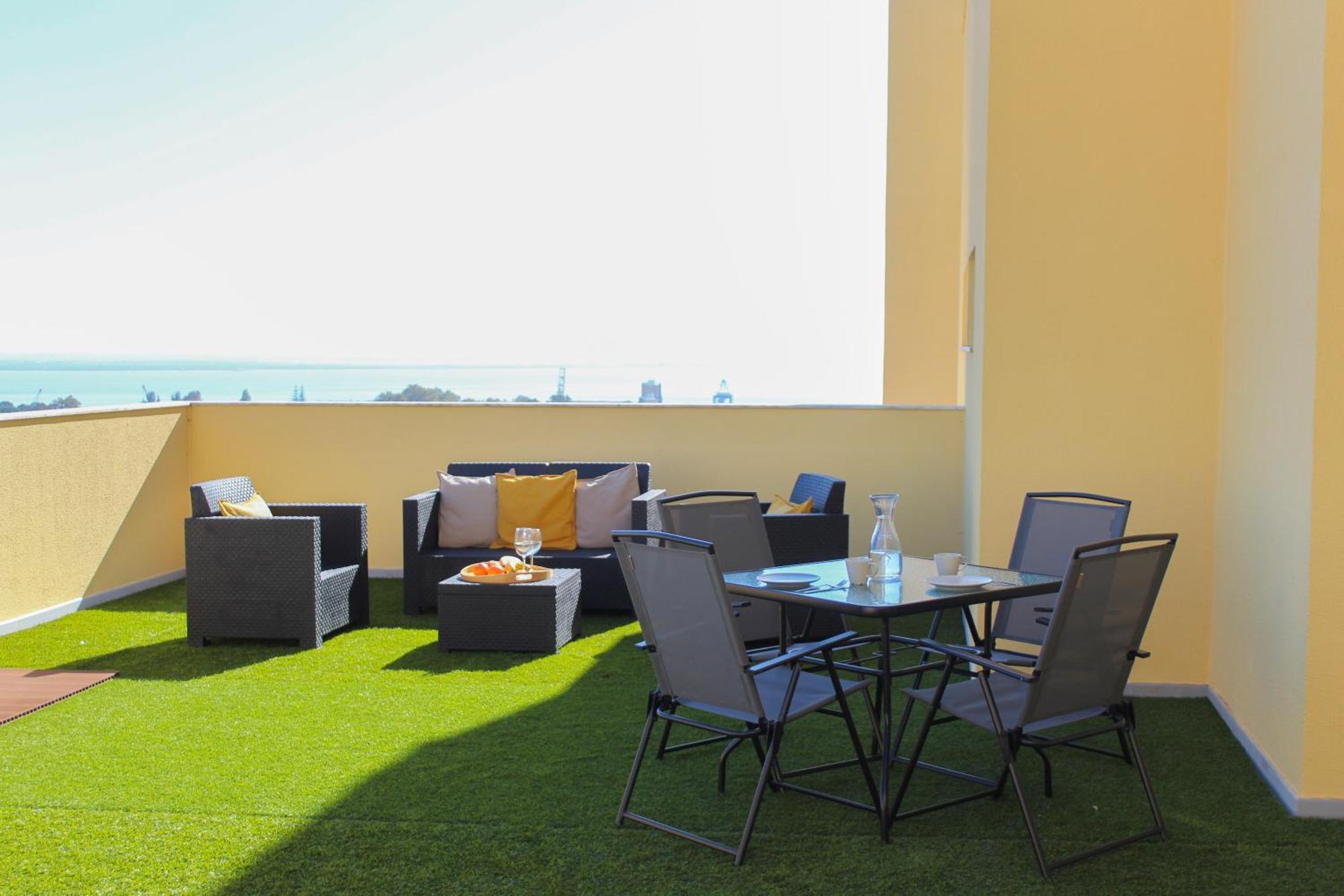 One Bedroom Apartment With Stunning River Views And Private Rooftop! Lisbon Exterior photo